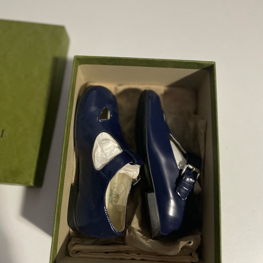 Guccis flats